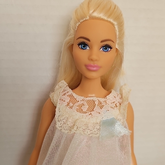 Barbie Curvy Doll - Picture 2 of 8